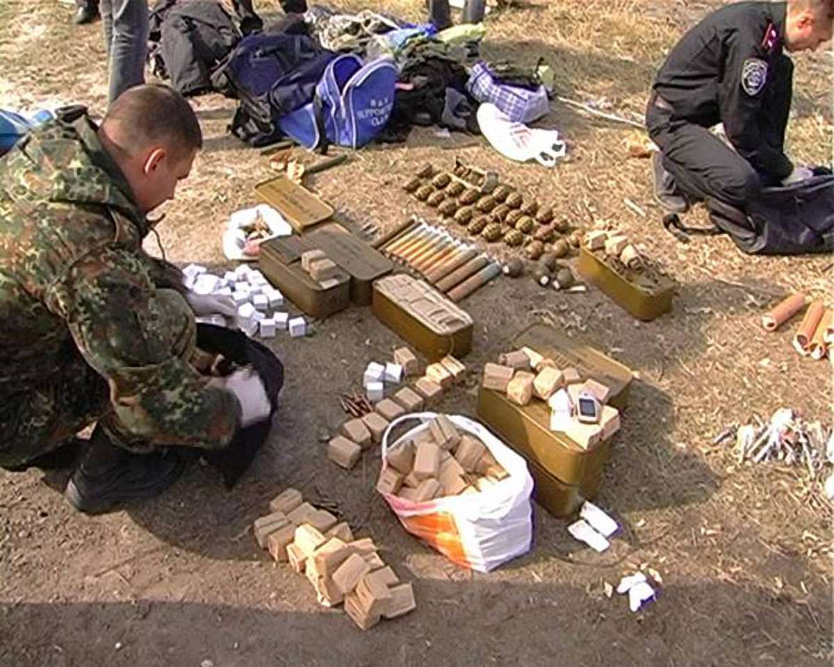 На Запоріжжі затримали мікроавтобус з арсеналом зброї 