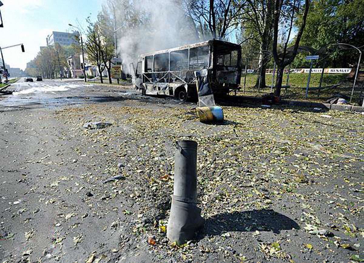 У Донецьку снаряди потрапили в маршрутку і школу, загинули 10 людей