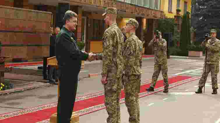 Порошенко вручив трьом військовим, які обороняли луганський аеропорт, ордени за мужність