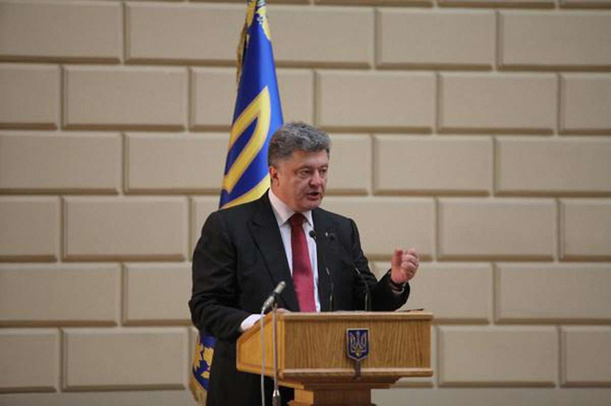 «Прийняв рішення підписати закон. Люстрації бути!», - Порошенко