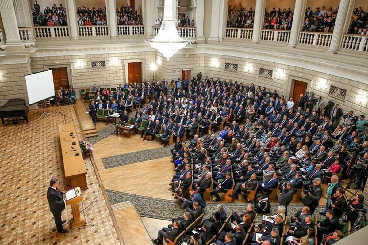 Другою мовою для вивчення в українських школах повинна стати англійська, - Порошенко