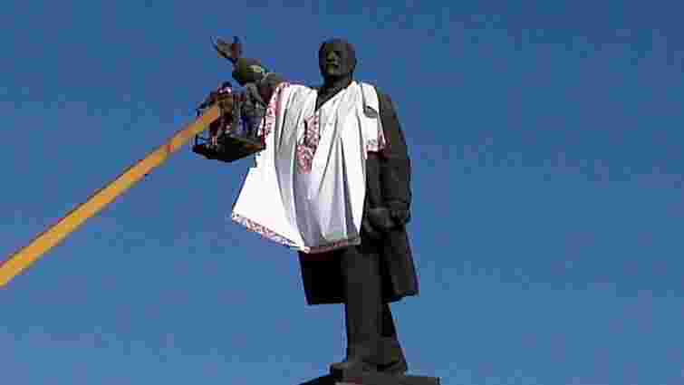 У Запоріжжі пам’ятник Леніну одягнули у вишиванку, щоб не знесли