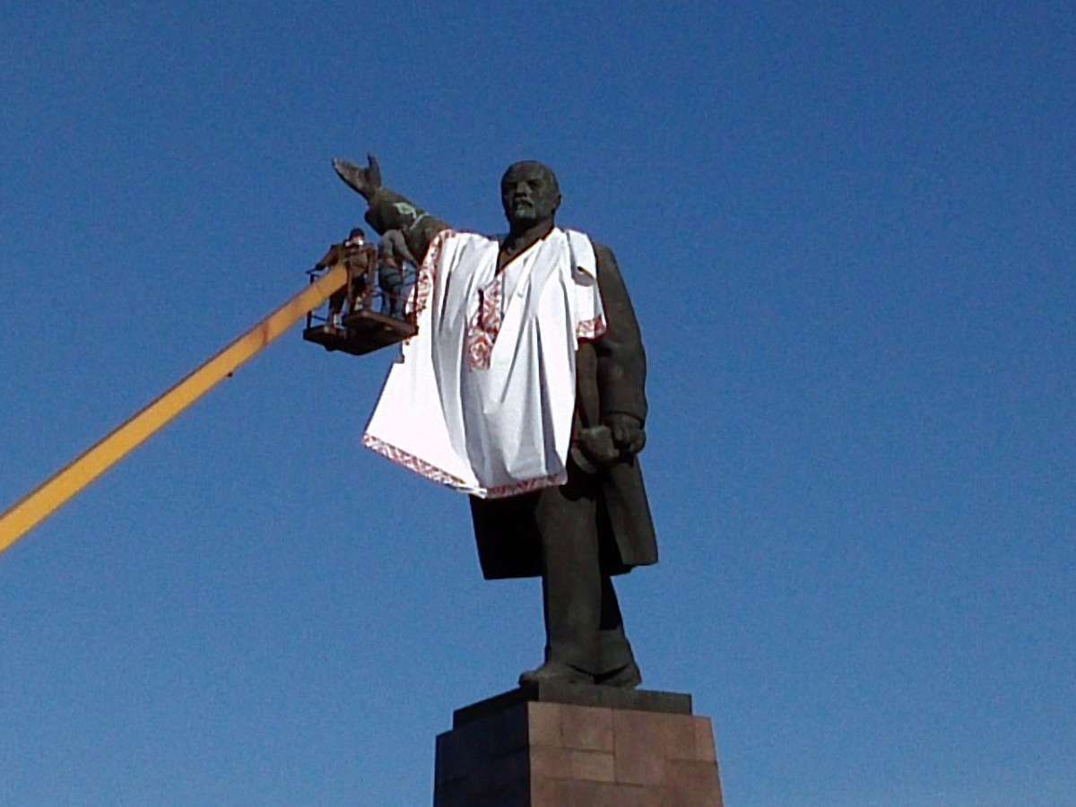 У Запоріжжі пам’ятник Леніну одягнули у вишиванку, щоб не знесли