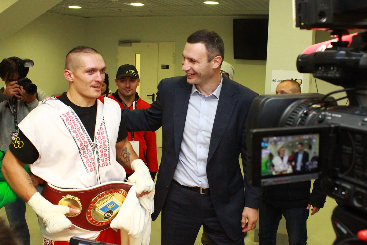 Олександр Усик завоював перший професійний титул у Львові