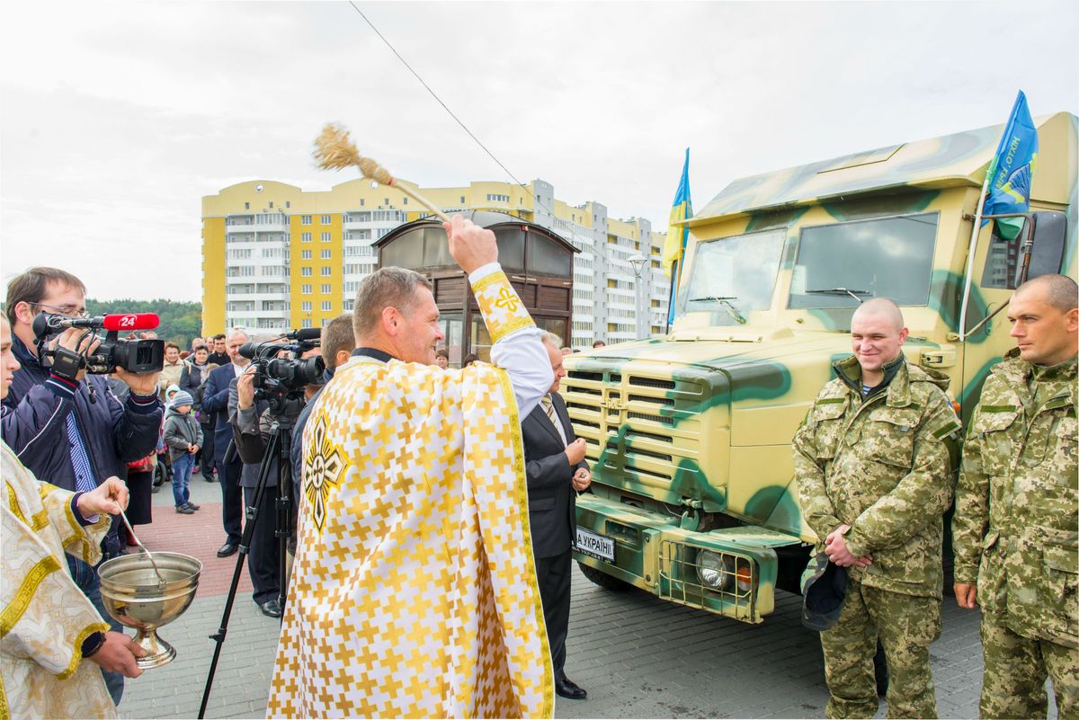 Для 80-ої аеромобільної бригади на схід передали броньовану вантажівку та позашляховик