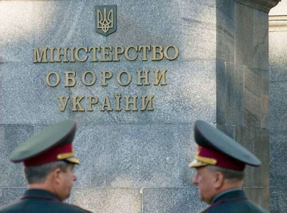 Військова прокуратура запідозрила 8 екс-міністрів оборони в розвалі ЗСУ