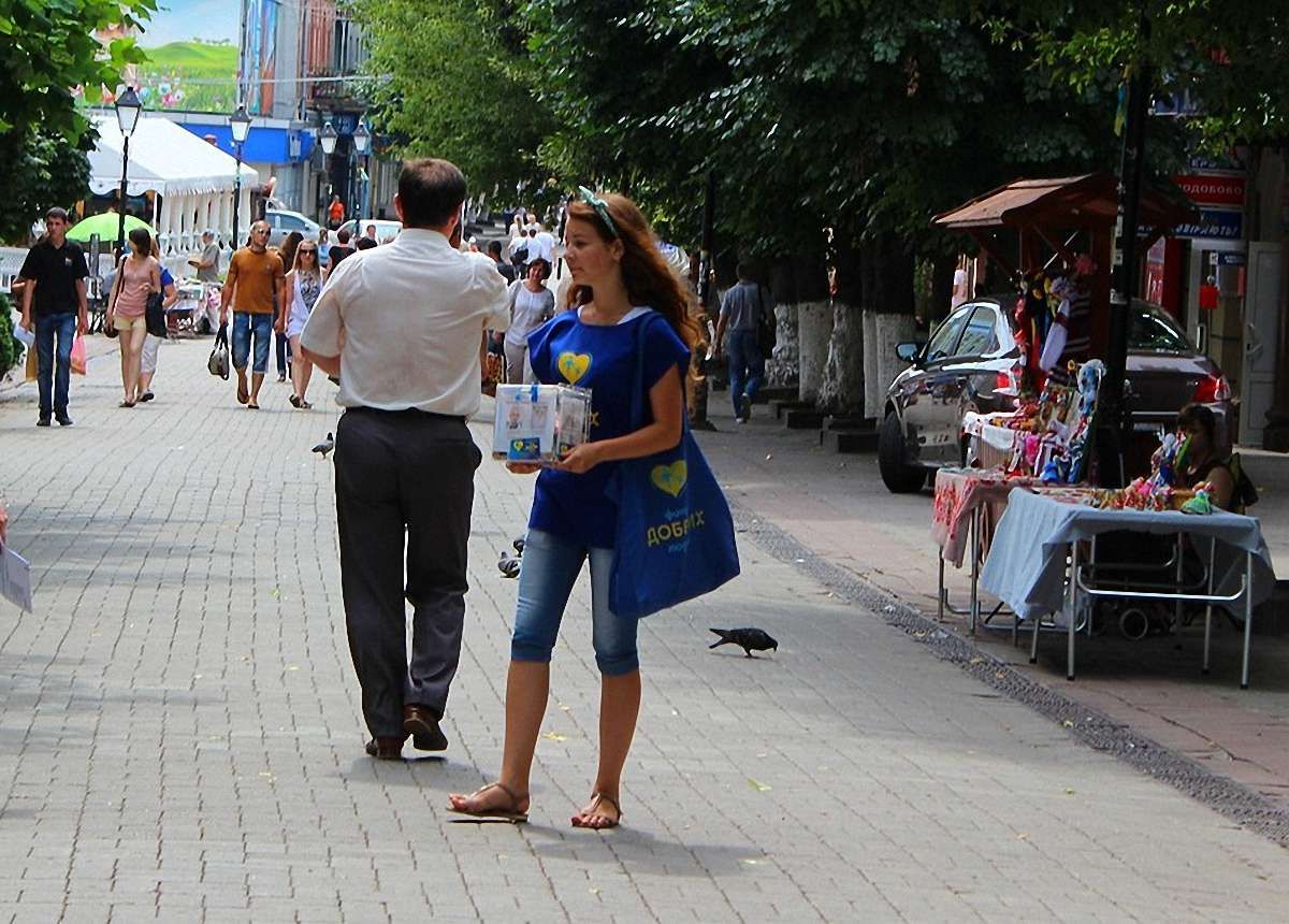 Вуличні волонтери: благодійність чи бізнес