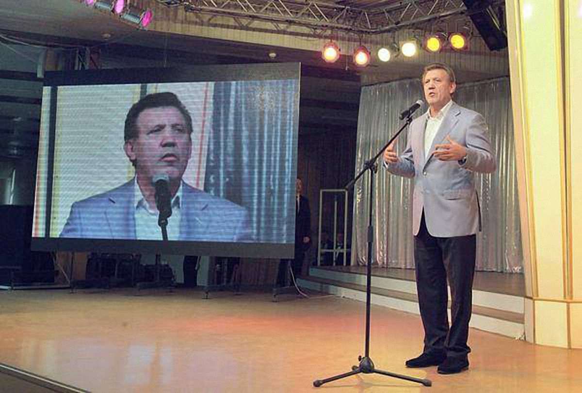 Ківалов підкуповує виборців канапками і вином, - ЗМІ