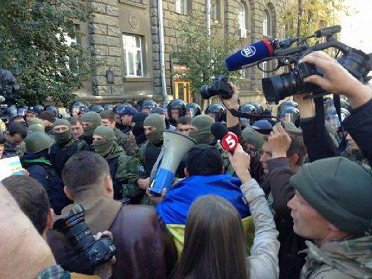 Під Адміністрацією президента сталася бійка між активістами і міліцією