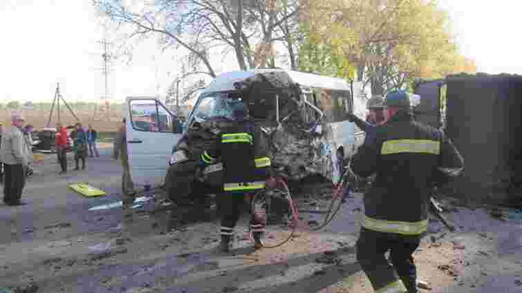 На Київщині маршрутка врізалась у вантажівку, є загиблі