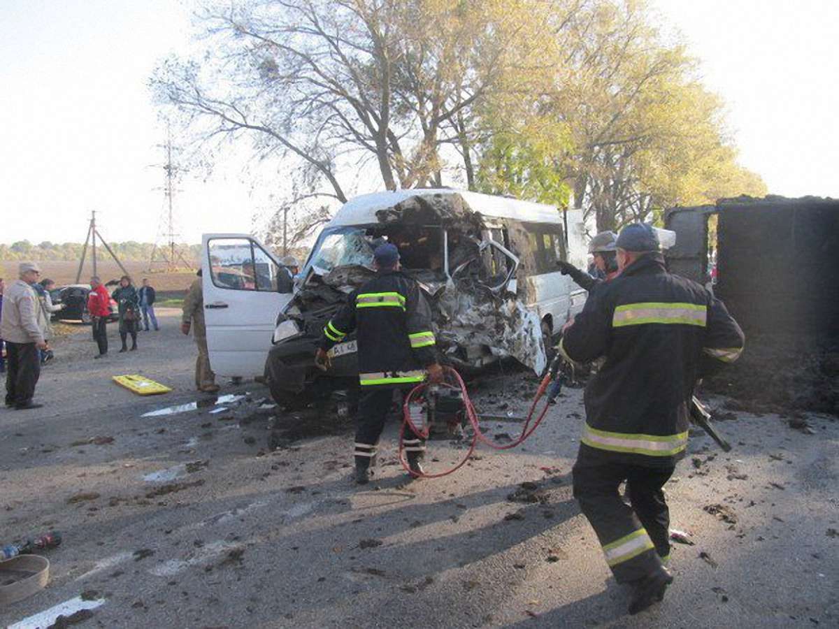 На Київщині маршрутка врізалась у вантажівку, є загиблі