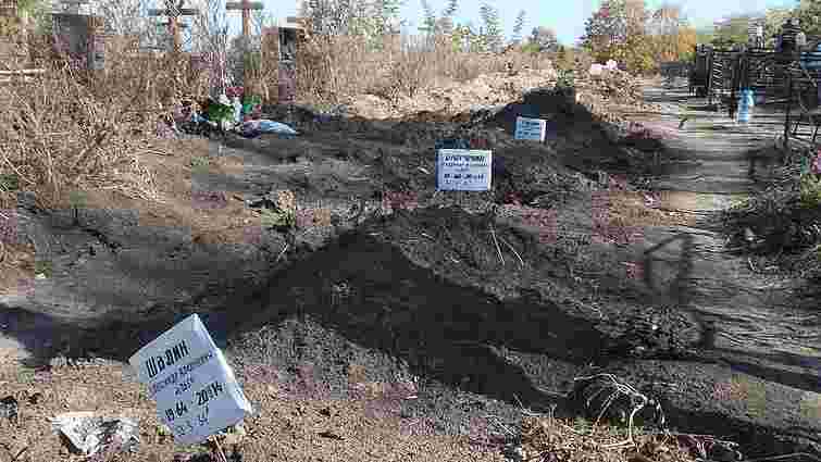 На Ростовському кладовищі від Міноборони РФ з'явилося три ряди невідомих могил