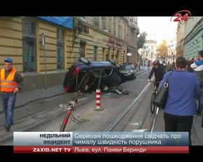 У центрі Львова нетверезий водій на Audi в'їхав у світлофор і перевернувся