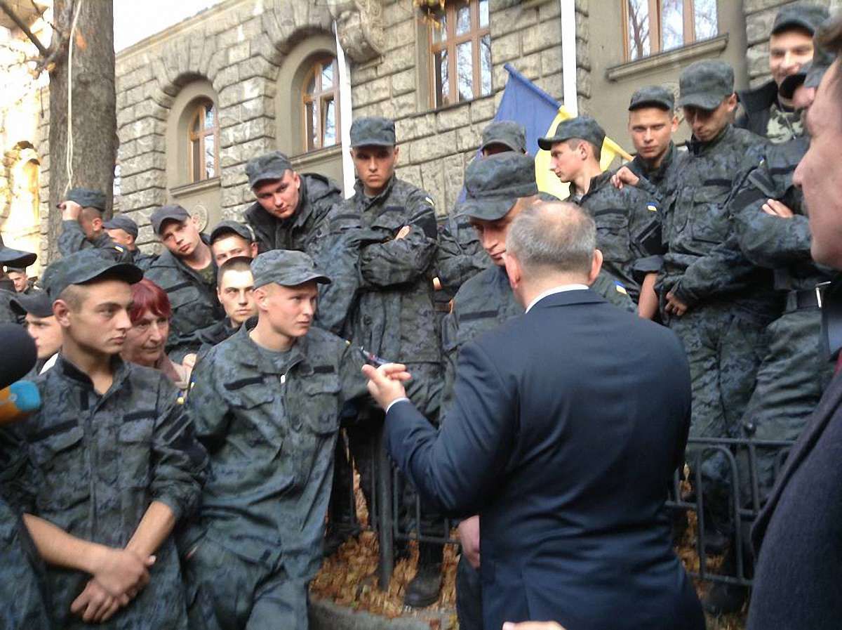 Мітингувальники Нацгвардії відмовляються повертатися до своїх частин