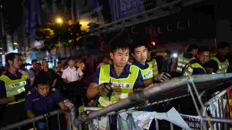 Поліція Гонконгу продовжує розбирати барикади протестувальників у центрі міста