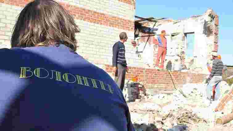 Волонтери зі Львова відбудовують зруйновані будинки на сході