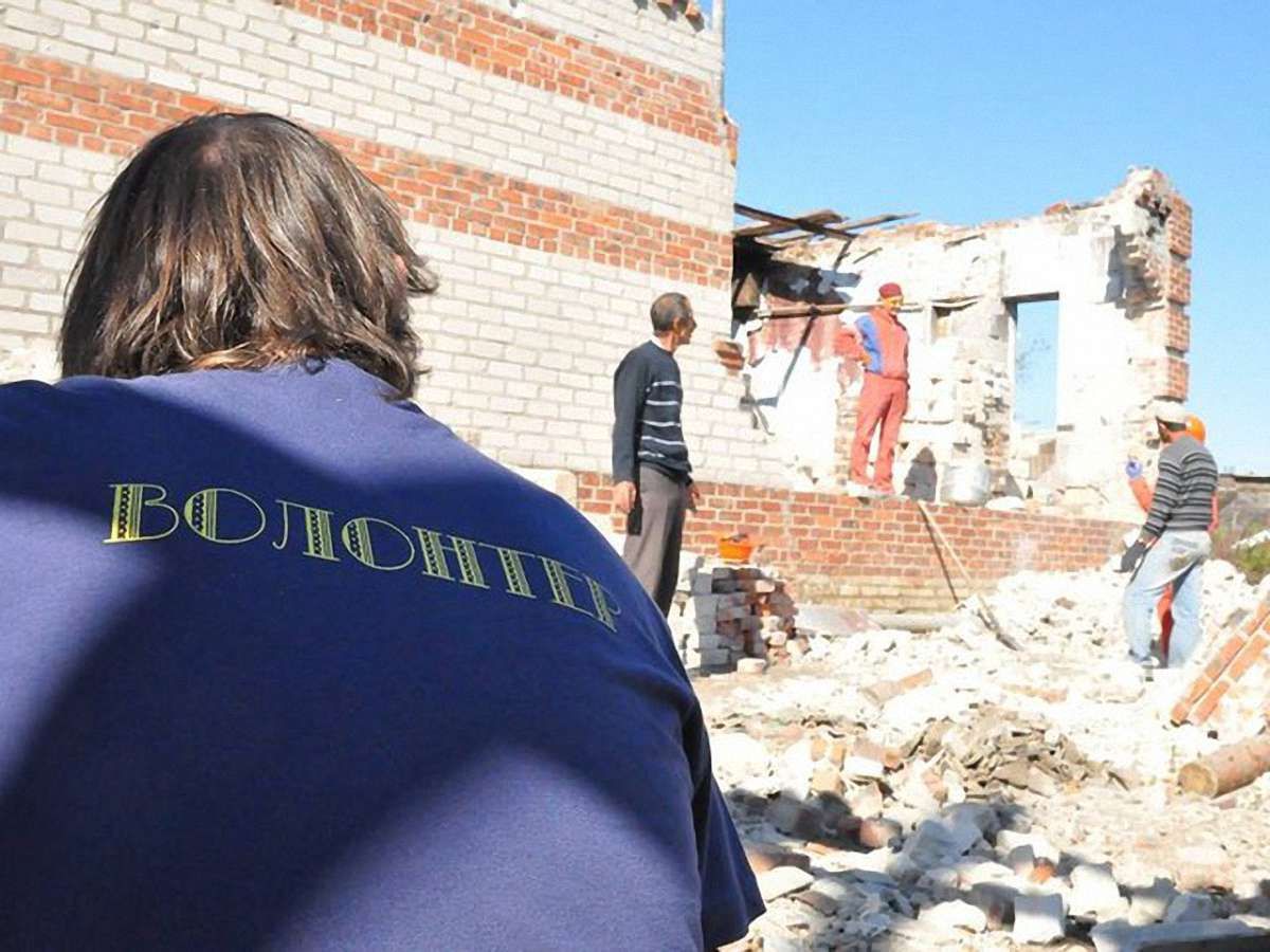 Волонтери зі Львова відбудовують зруйновані будинки на сході