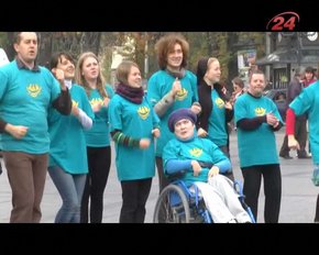 Спільнота "Лярш-Ковчег" до свого 50-річчя провела флешмоб у центрі Львова