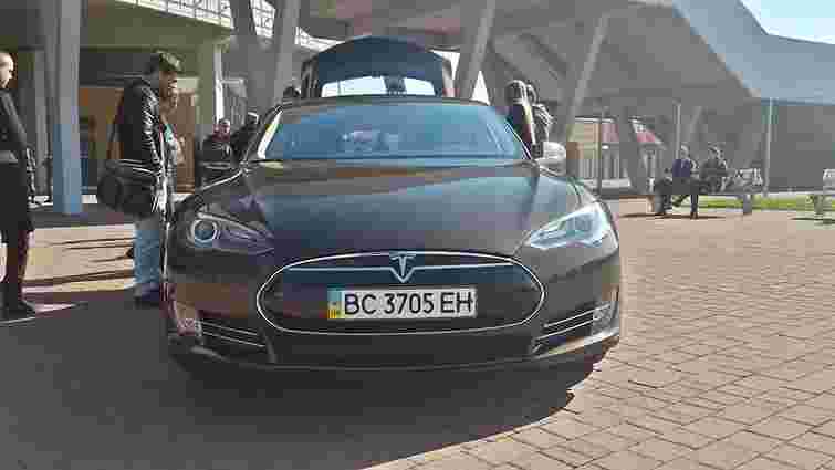 Львів’яни на електромобілі Tesla проїхали рекордну відстань без підзарядки 