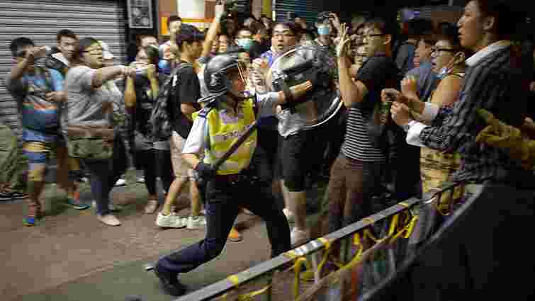 Під час сутички поліції і мітингувальників в Гонконзі постраждали більше 20 осіб (відео)