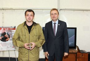 Семенченко привіз до Львова практичне видання з надання першої медичної допомоги