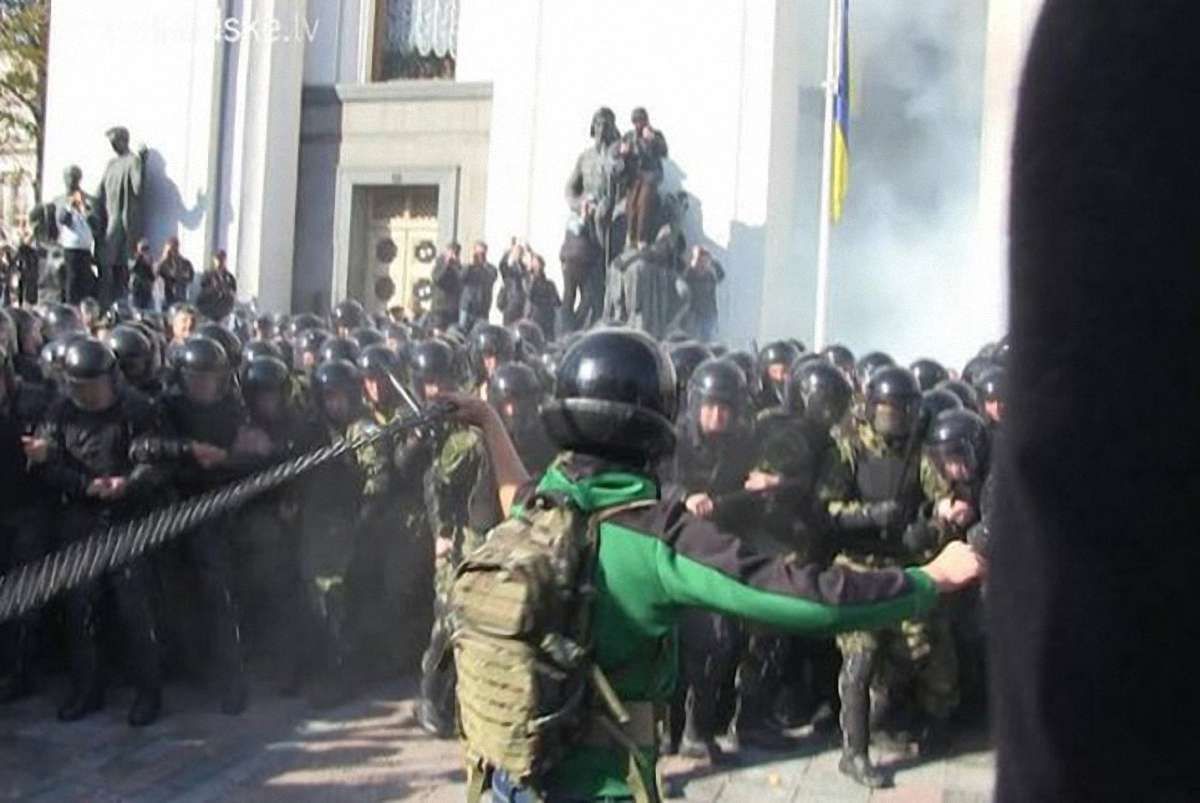 Хлопця, який бив ланцюгом міліціонерів під Верховною Радою затримали на 2 місяці