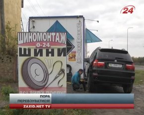 На львівських шиномонтажах великі черги з охочих «перевзутись»