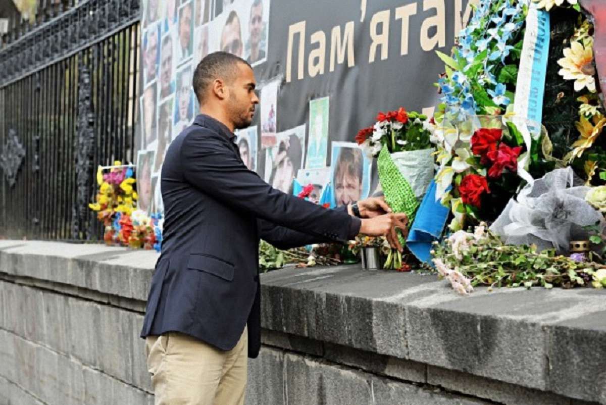 Польський клуб «Легія» вшанував загиблих на Майдані