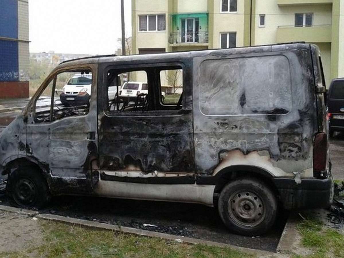 На Львівщині спалили два автомобілі волонтерів