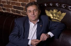 Відомий ресторатор вночі врізався у будівлю Львівської облради