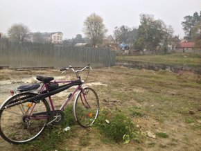 У Брюховичах знищують озеро, засипаючи його будматеріалами і землею