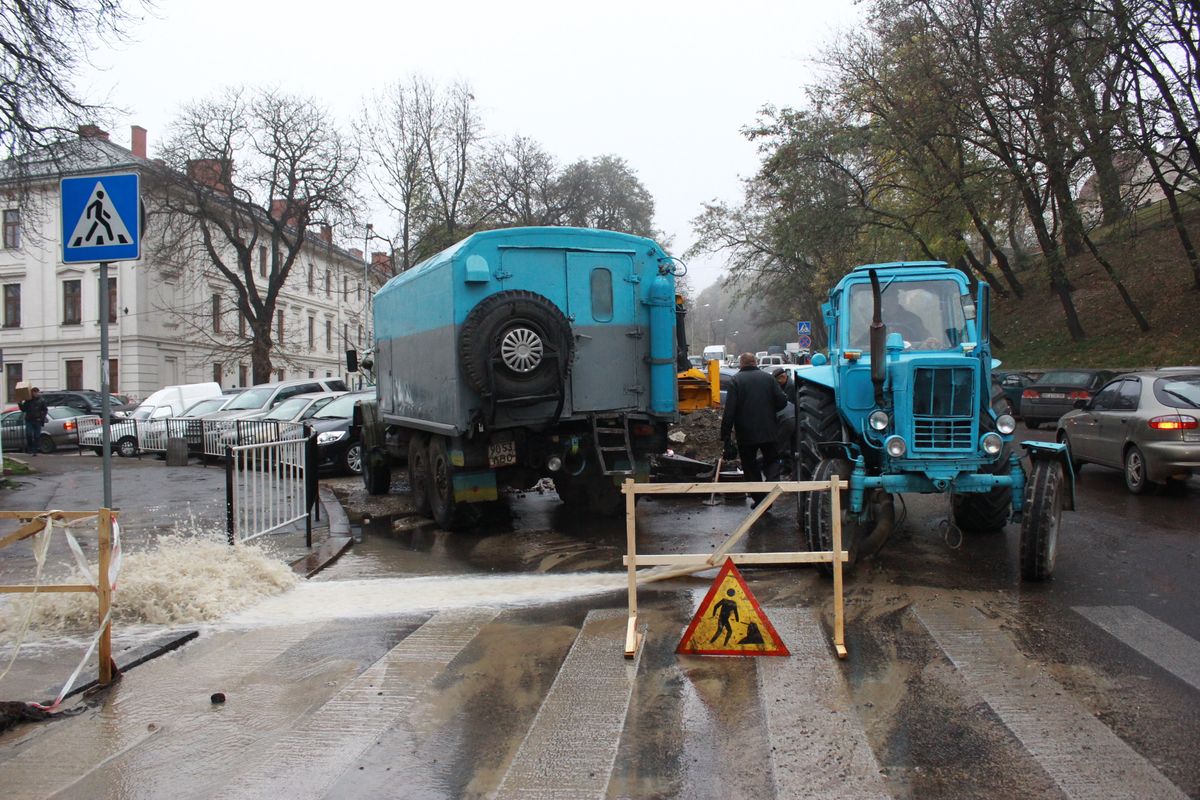На вул. Винниченка у Львові зірвало пожежний гідрант. Центр без води