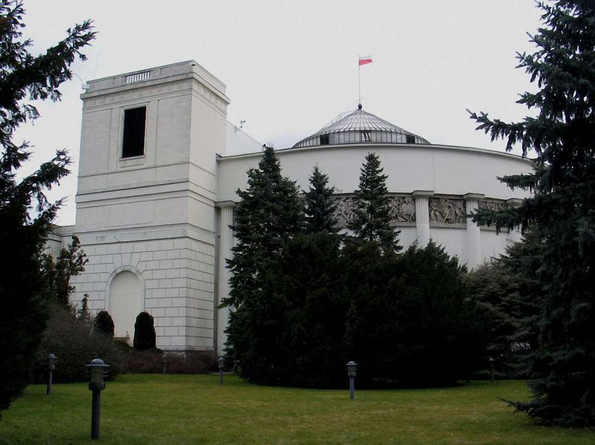 До польського Сейму проник російський шпигун, якого зафіксували камери спостереження