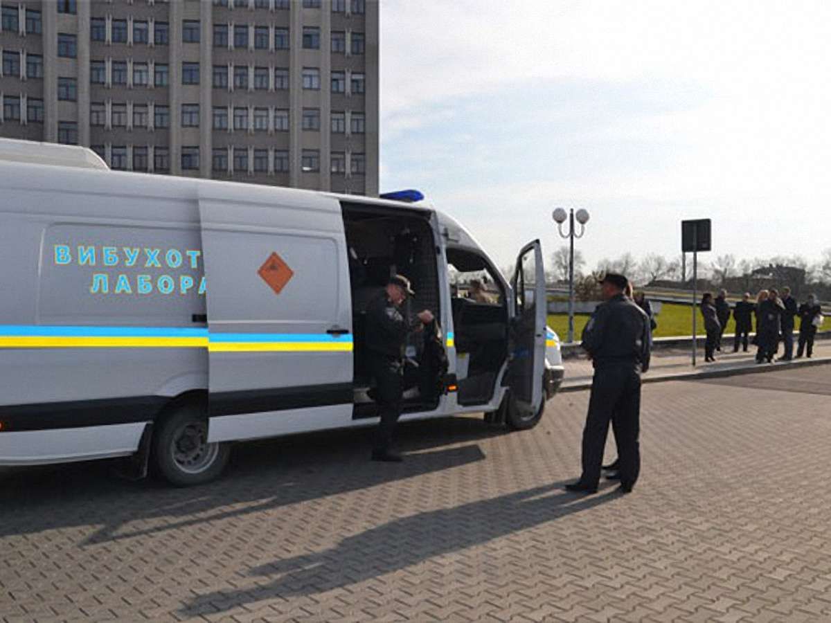 У будівлі львівської податкової вибухівки не знайшли 