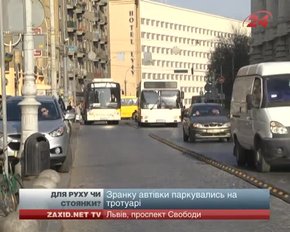 У Львові евакуатор забирає автівки зі смуги для маршруток