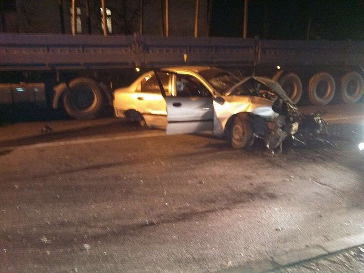 П’яний львів’янин на швидкості в’їхав у відбійник: авто розірвало на шматки