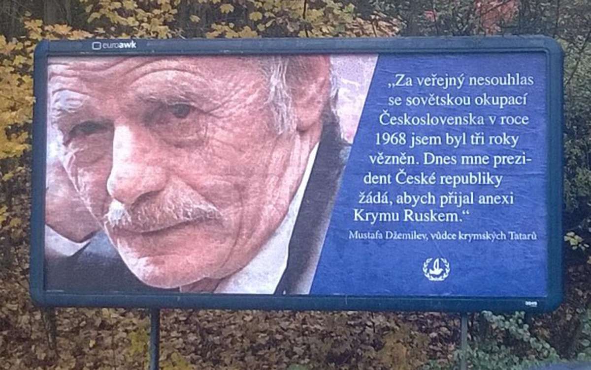 У Празі з'явилися білборди, на яких Джемілєв дорікає президентові Чехії
