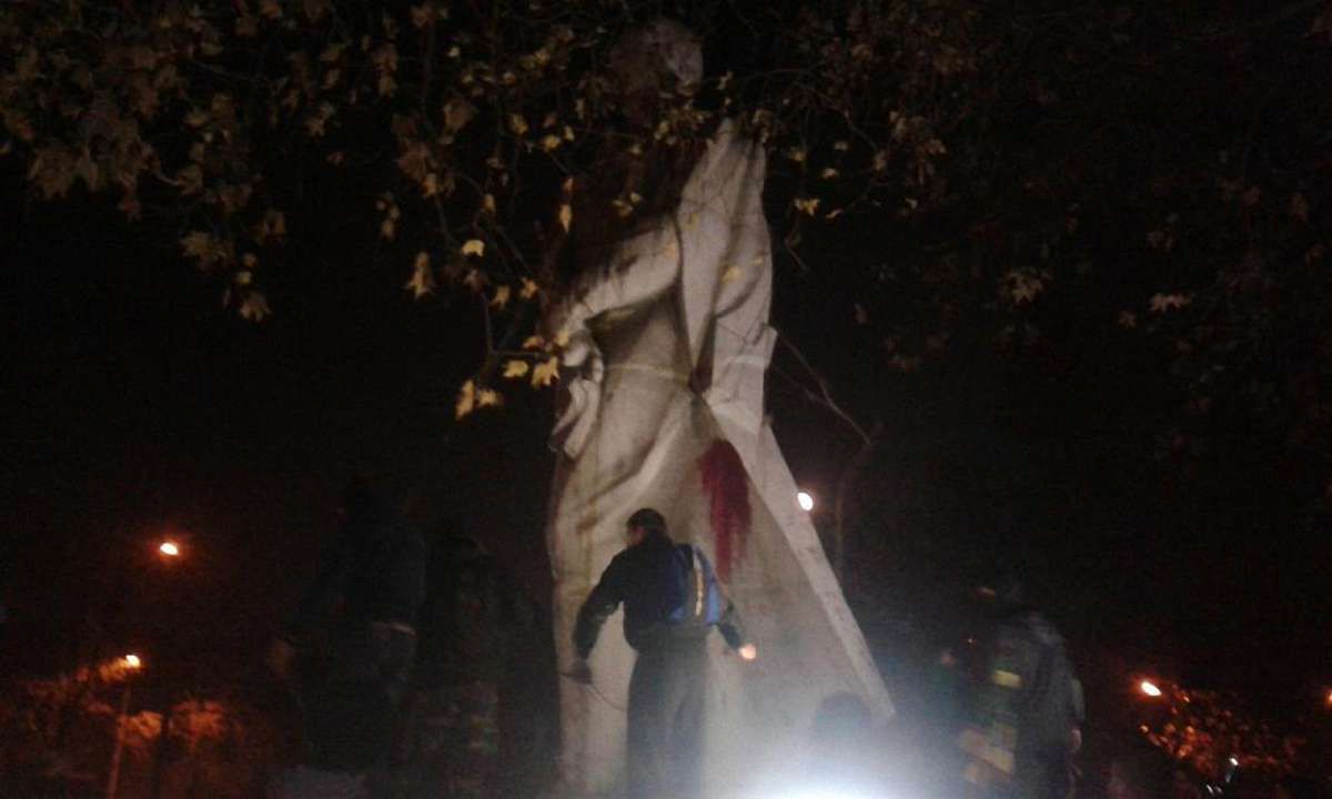 У Запоріжжі активісти намагаються звалити пам’ятник Дзержинському