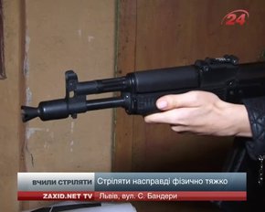 Львівських студентів вчили стріляти і заряджати зброю