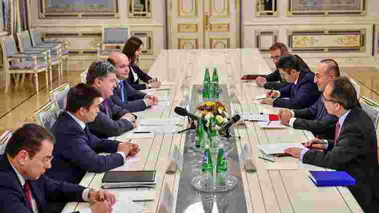 Порошенко закликав Туреччину посилити співпрацю для захисту прав кримських татар