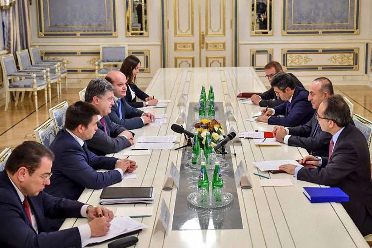 Порошенко закликав Туреччину посилити співпрацю для захисту прав кримських татар