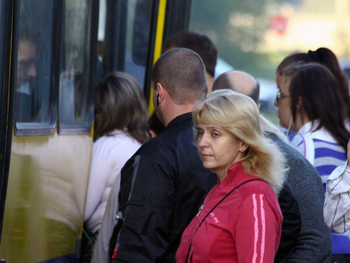 У Львові під час руху з автобуса випали двоє пасажирів