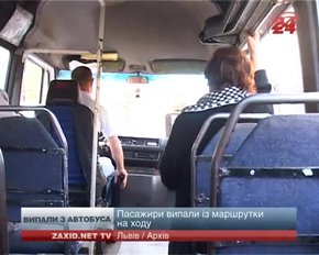 Чоловіків, які випали із львівської маршрутки, лікарі відпустили додому
