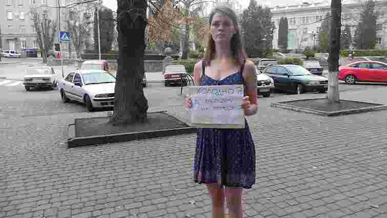 У Тернополі дівчина у літньому платті збирала гроші на бушлати для солдатів