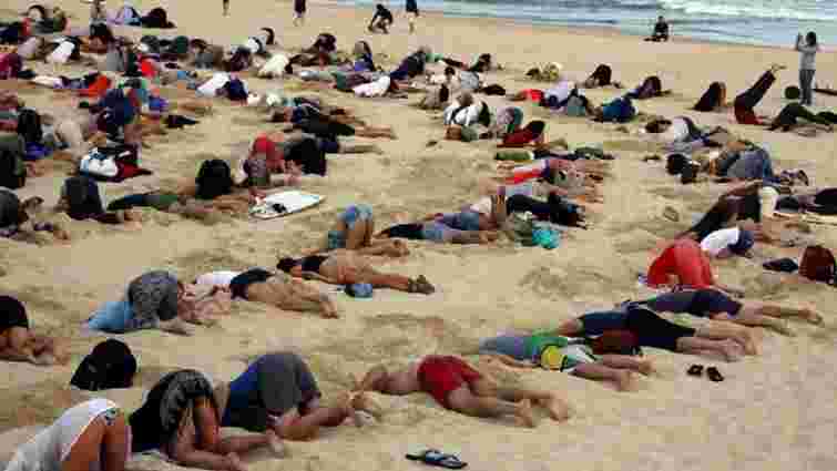 400 австралійців встромили голови в пісок протестуючи проти політики уряду
