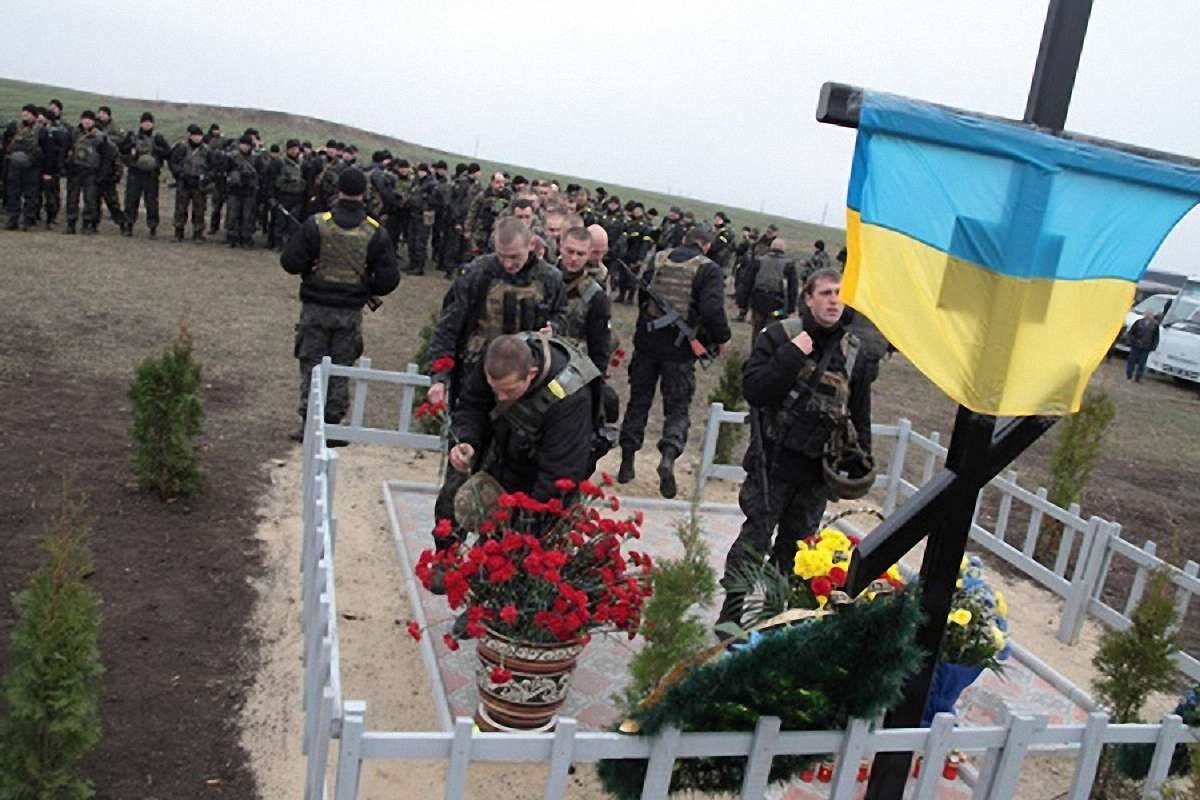 На Донеччині встановили пам’ятний хрест загиблому екіпажу МІ-8