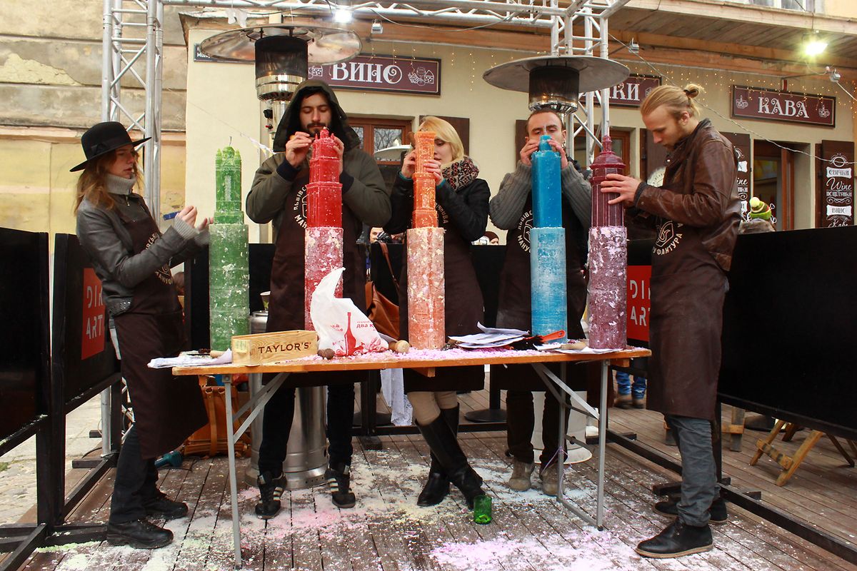У Львові зі свічок виготовили логотип міста