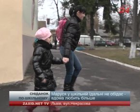 У Львові батьки молодших школярів пишуть відмови від гарячих сніданків