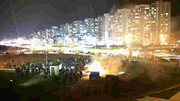 Біля станції метро «Осокорки» у Києві активісти спалили паркан навколо земельної ділянки