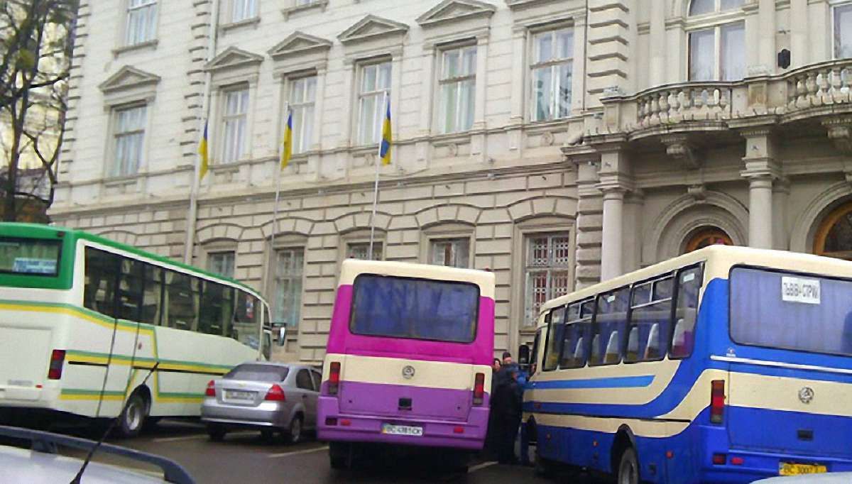 Перевізники домоглися скасування незаконного рішення ЛОДА